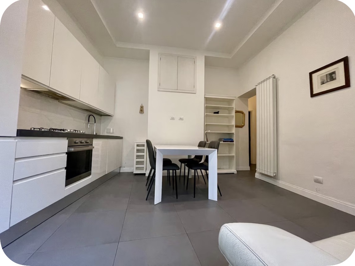Cucina e zona pranzo dell’appartamento di Firenze